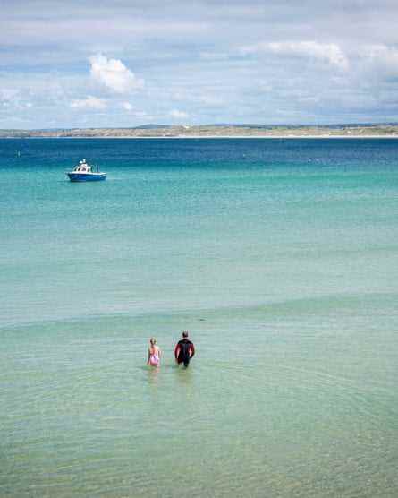 Menschen schwimmen im See in St. Ives  