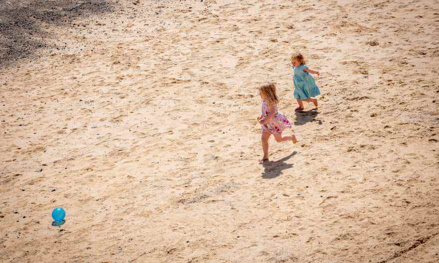 Kinder spielen am Strand in St. Ives für den britischen Sommertag