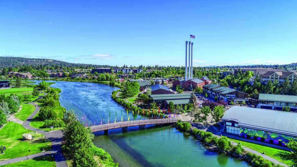 Sommer im Old Mill District am Deschutes River in Bend,