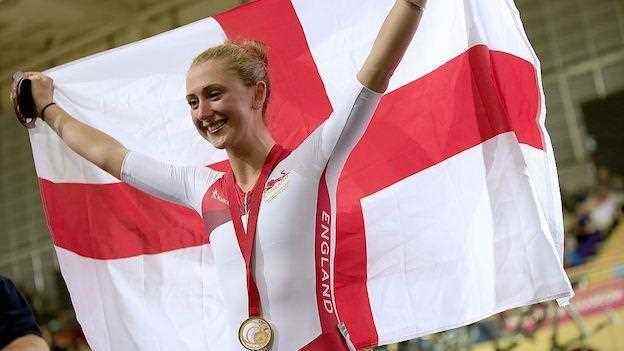 Laura Kenny hält eine englische Flagge hoch, nachdem sie bei den Commonwealth Games 2014 Gold gewonnen hat