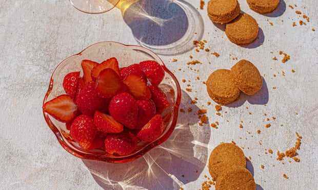 Erdbeeren in Moscatel mit Sandkuchen – fresas en moscatel con mantecados.