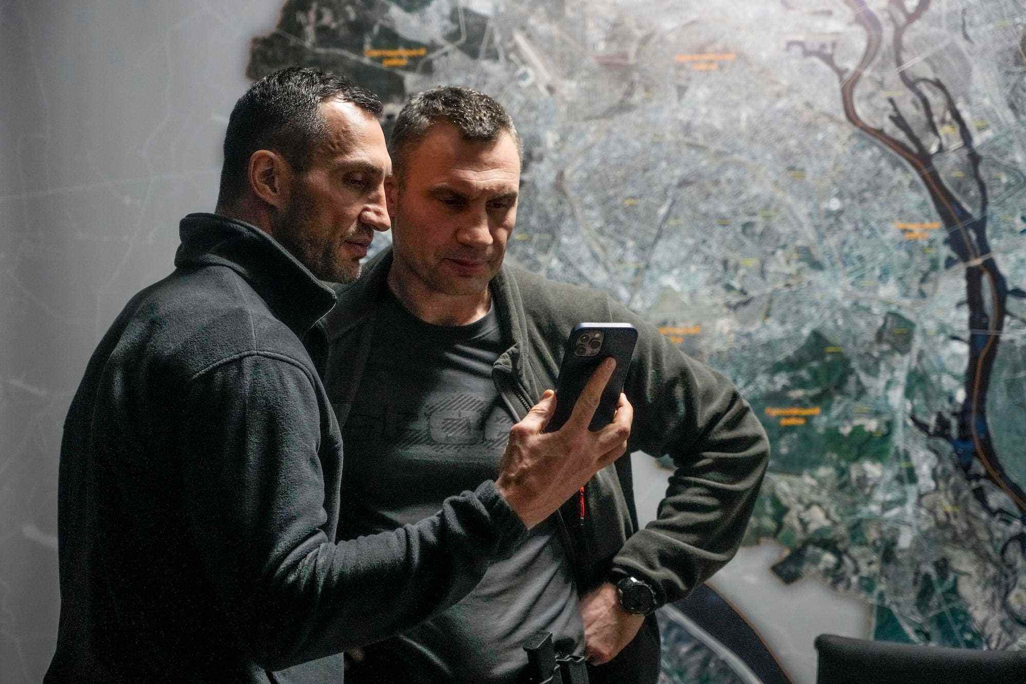 Wladimir Klitschko und Vitali Klitschko sind stark an den Kriegsanstrengungen gegen die russische Invasion beteiligt.
