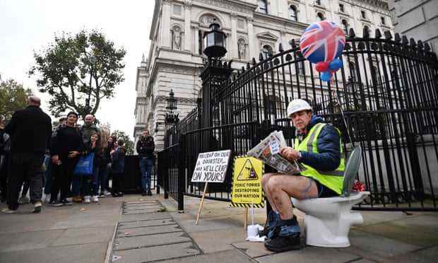Bray sitzt im Oktober 2021 auf einer Toilette vor der Downing Street 10, nachdem die Konservativen gegen eine Gesetzesvorlage gestimmt hatten, die hart gegen Wasserunternehmen vorgegangen wäre, die Rohabwasser abpumpen.