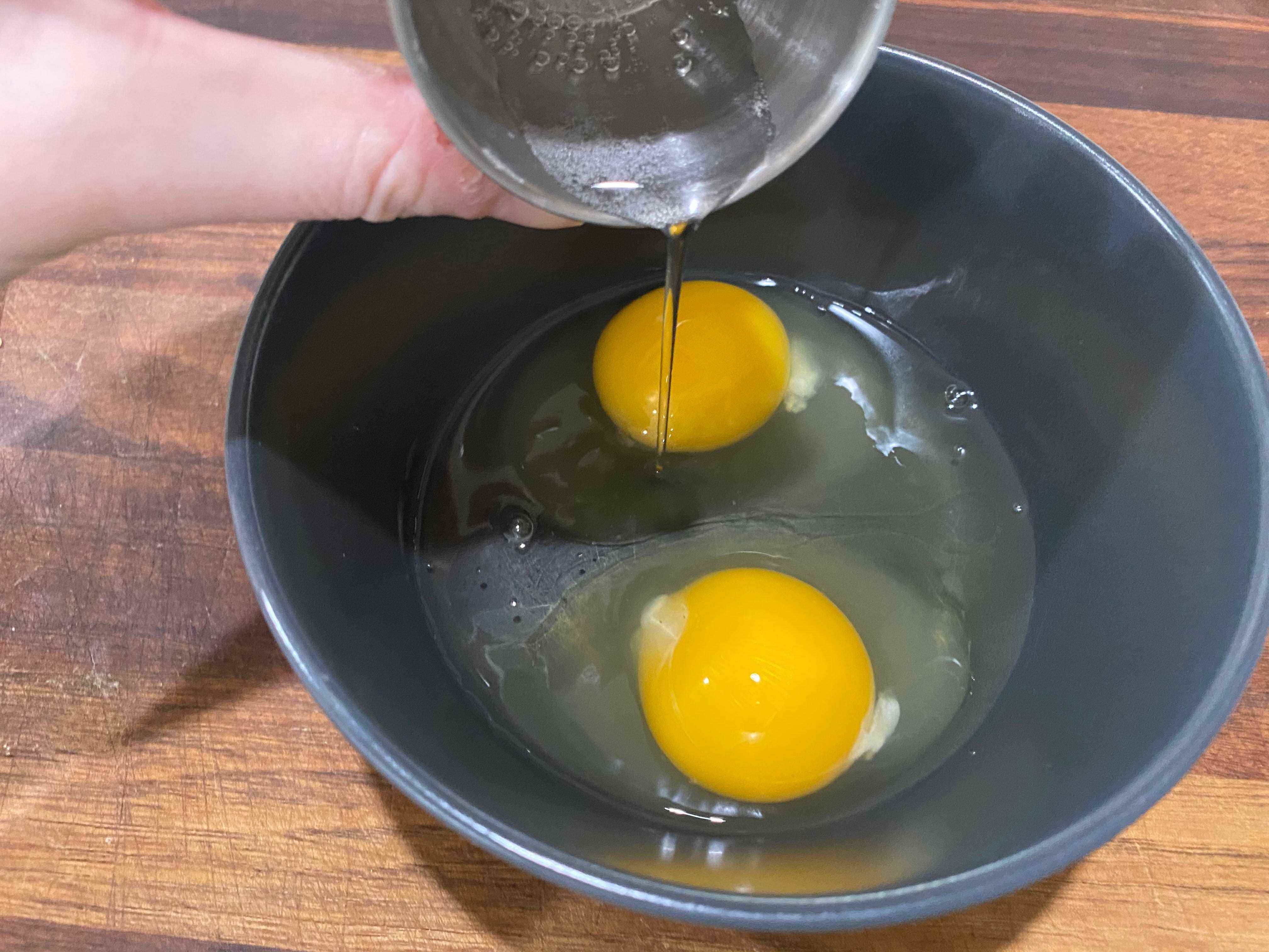 paige gießt selterswasser in eine schüssel mit zwei aufgeschlagenen eiern