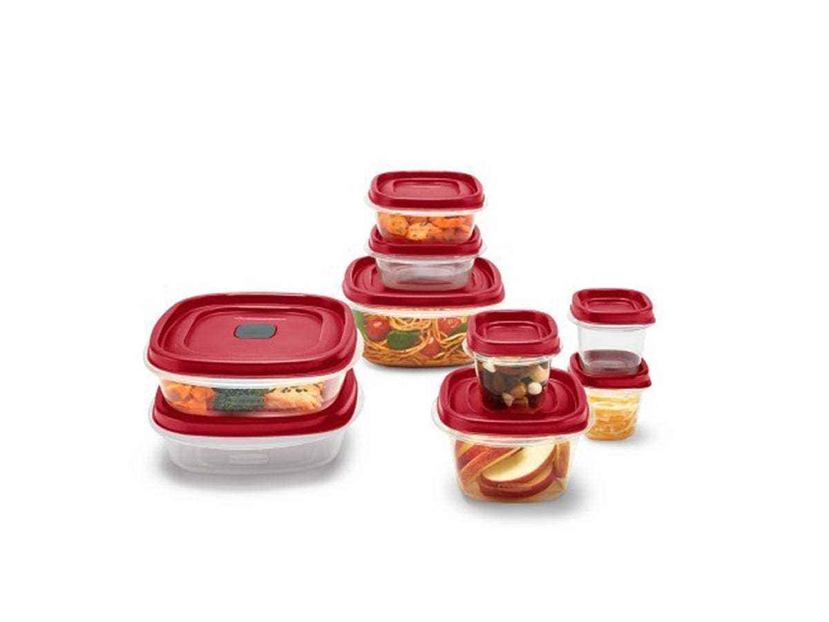 Rubbermaid Lebensmittelbehälter aus Kunststoff mit roten Deckeln, übereinander gestapelt auf weißem Hintergrund.