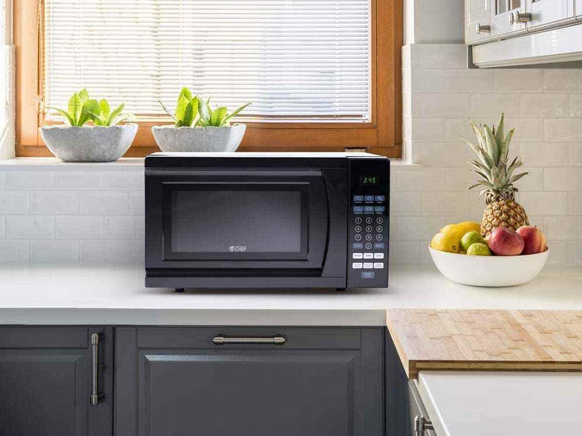 Die Commercial Chef Microwave steht auf einer Arbeitsplatte in einer Küche über einem Geschirrspüler.