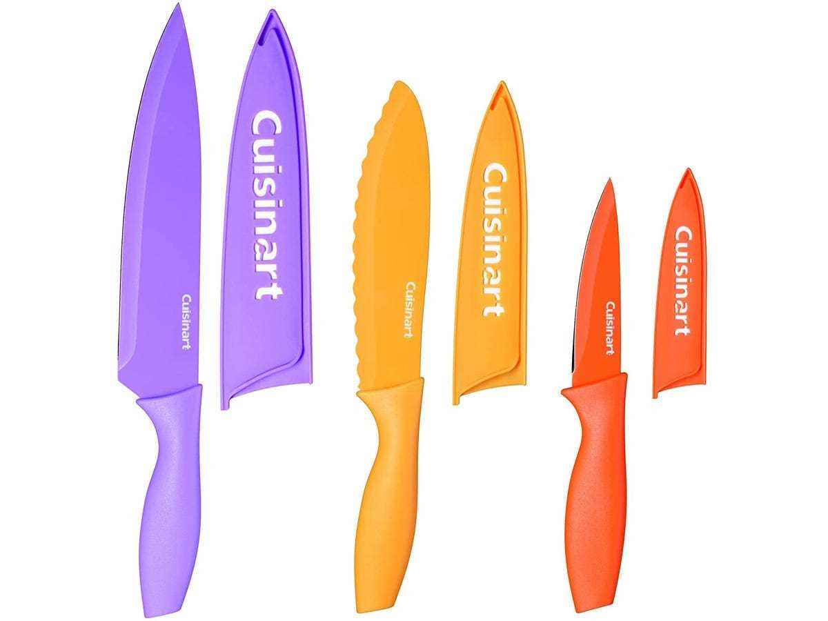 Das 6-teilige Messerset von Cuisinart mit Hüllen in Lila, Orange und Rot auf weißem Hintergrund.
