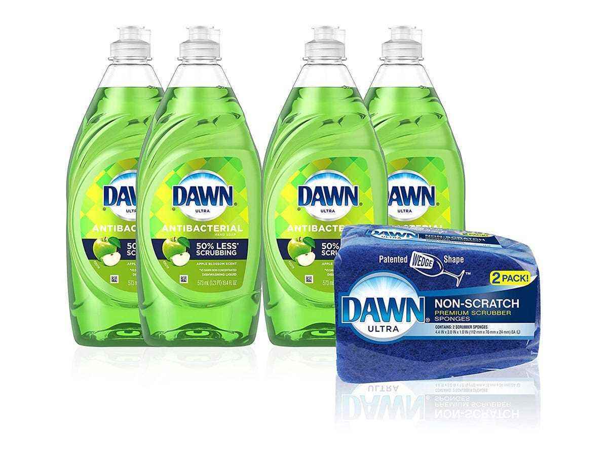 Vier Flaschen Dawn Dish Soap und Non-Scratch Schwämme auf weißem Hintergrund.