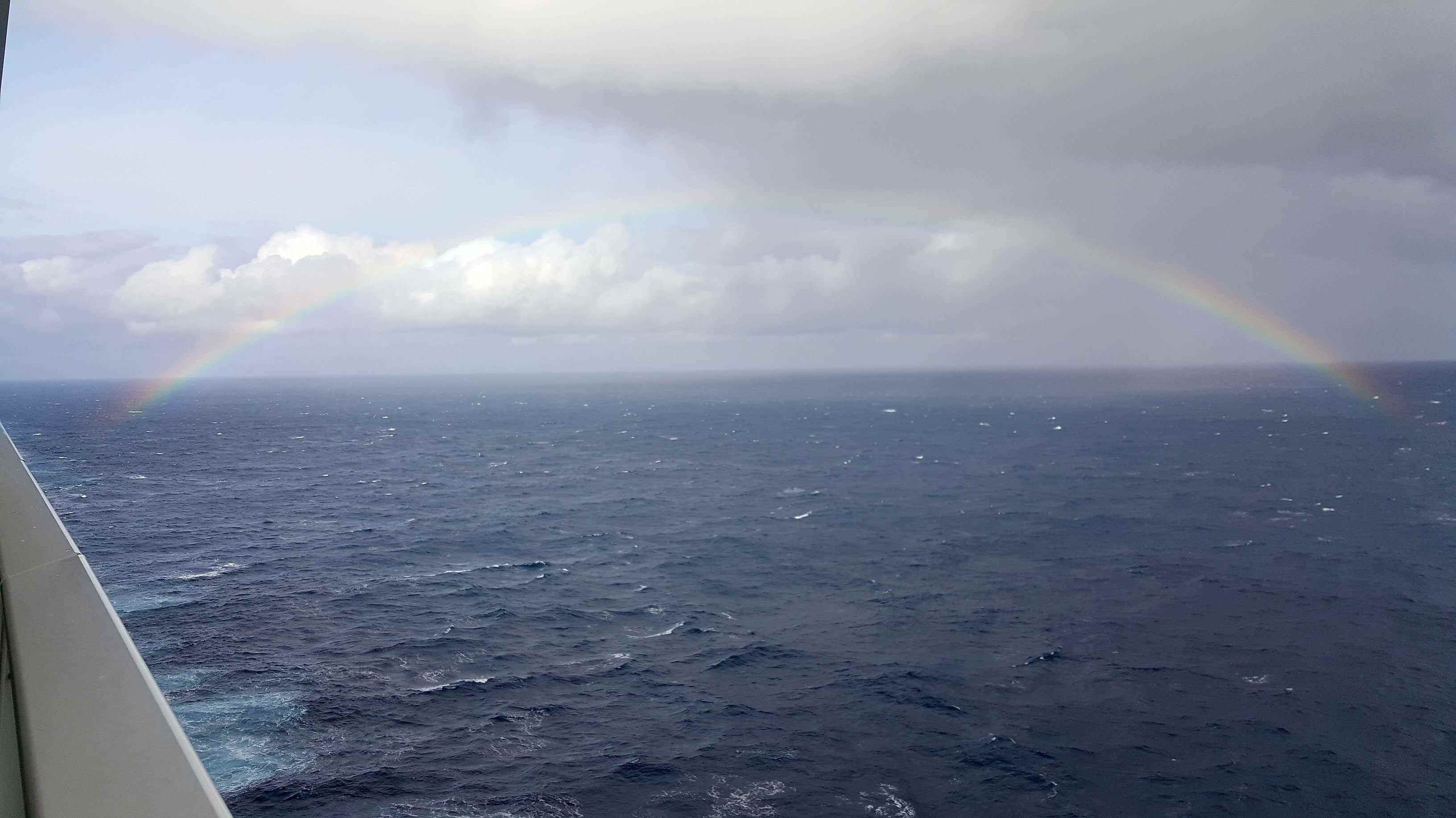 Regenbogen über Ozean auf Kreuzfahrtschiffbalkon