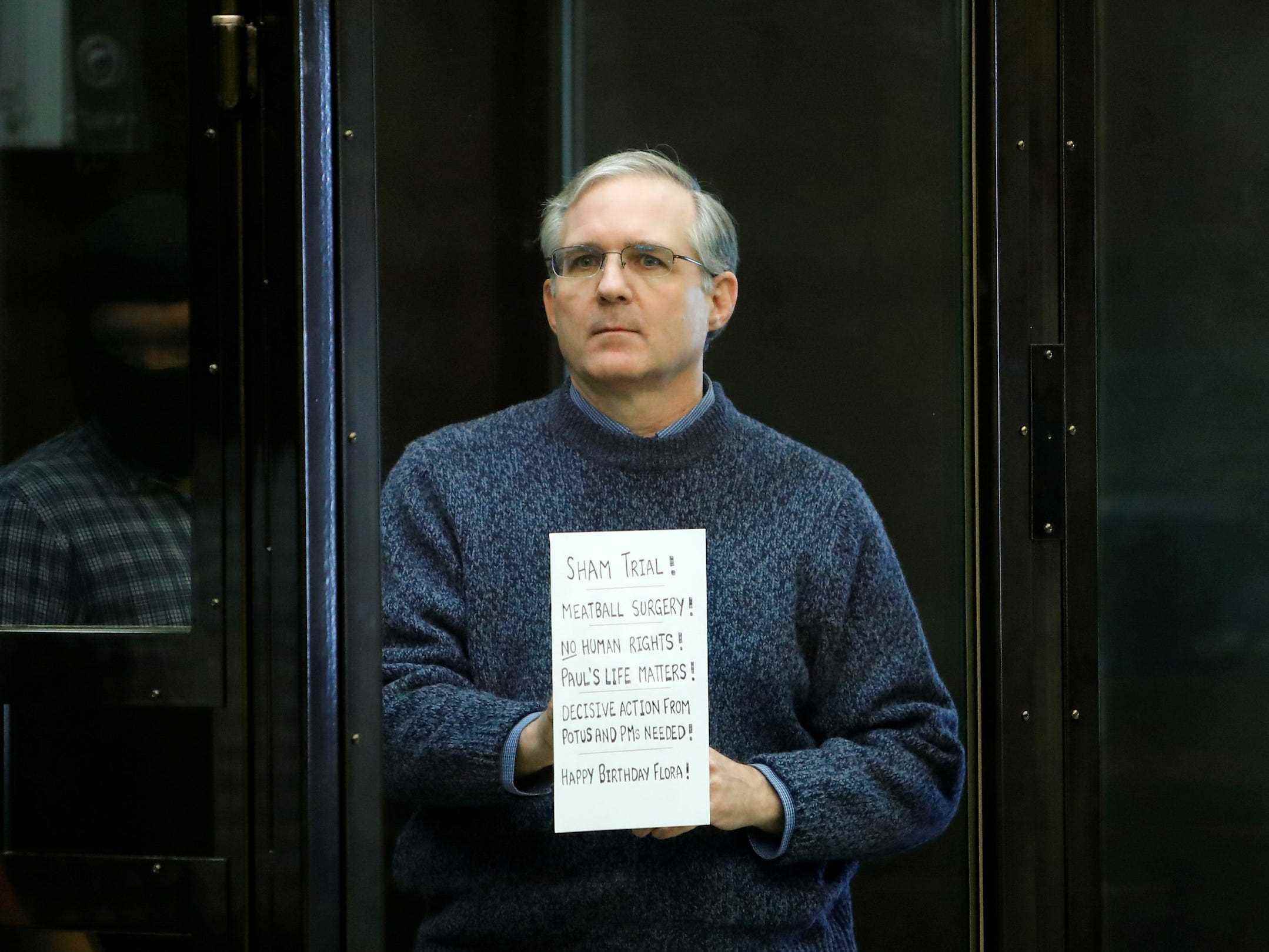 Der amerikanische Häftling Paul Whelan hält vor einer Anhörung in Moskau ein Schild.