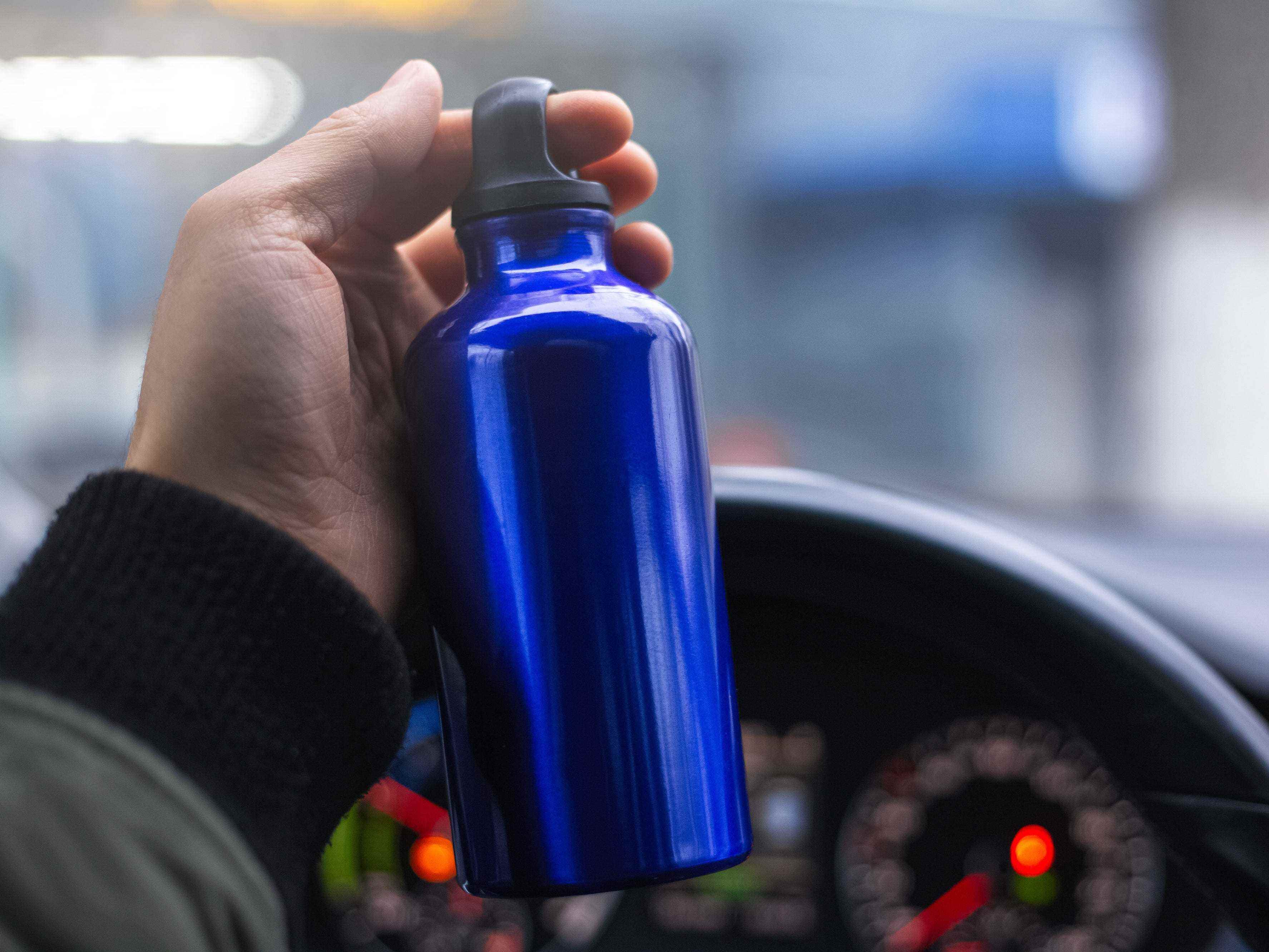 Edelstahlwasserflasche im Auto