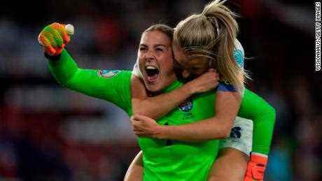 Englands Torhüterin Mary Earps und Verteidigerin Leah Williamson feiern das dritte Tor ihrer Mannschaft gegen Schweden.