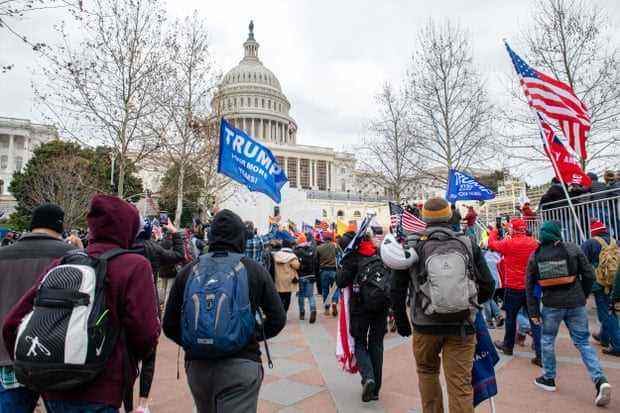 Trump-Anhänger durchbrechen am 6. Januar 2021 auf dem Weg zum Capitol Building Barrikaden