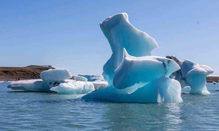 Ein Eisberg bei Jökulsárlón