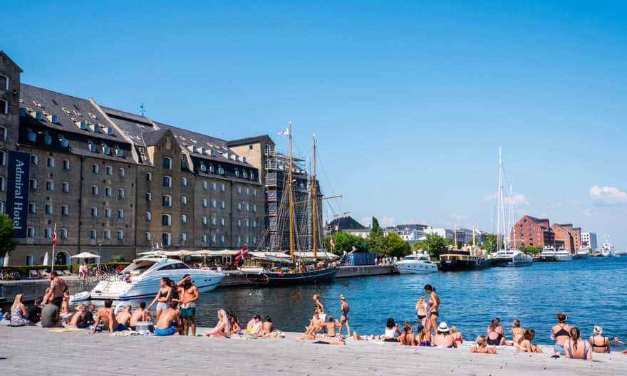Hitzewelle, Sonnenbaden und Schwimmen vor dem Royal Danish Playhouse