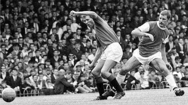 Zwei Trainergiganten der Zukunft - Glasgow Rangers-Stürmer Alex Ferguson und Arsenals Terry Neill kämpfen 1967 in einem Freundschaftsspiel um den Ball