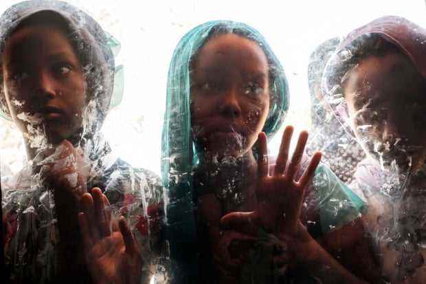 Mädchen werden durch ein Glas auf dem Gelände des Agda Hotels in der Stadt Semera in der Afar-Region in Äthiopien gesehen