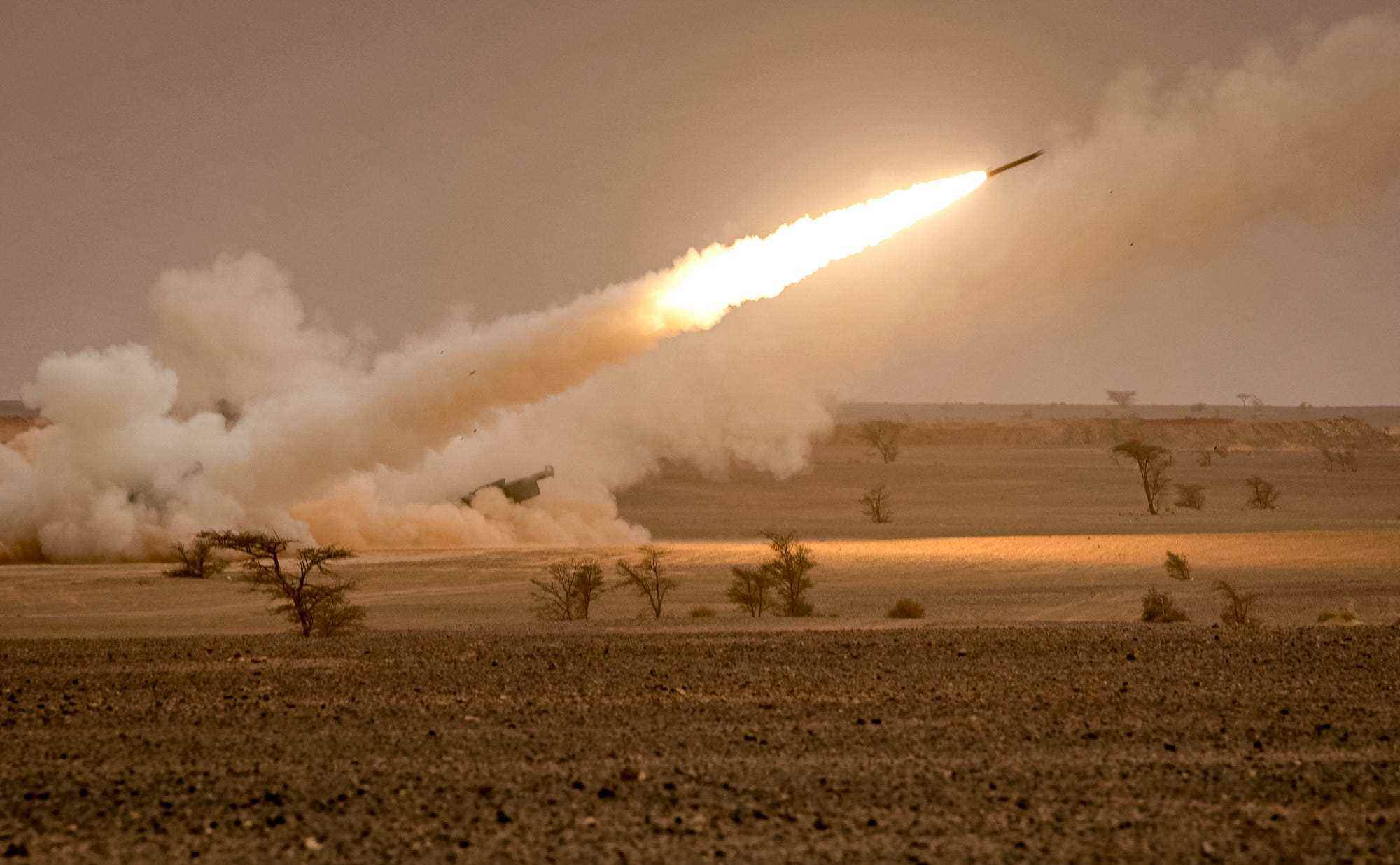 Die Trägerraketen des US-amerikanischen M142 High Mobility Artillery Rocket System (HIMARS) feuern während der Militärübung „African Lion“ in der Region Grier Labouihi im Südosten Marokkos am 9. Juni 2021 Salven ab