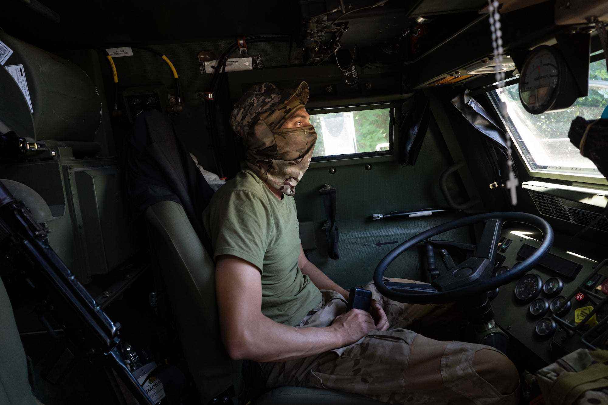 Ein ukrainischer Soldat sitzt in einem HIMARS-Fahrzeug