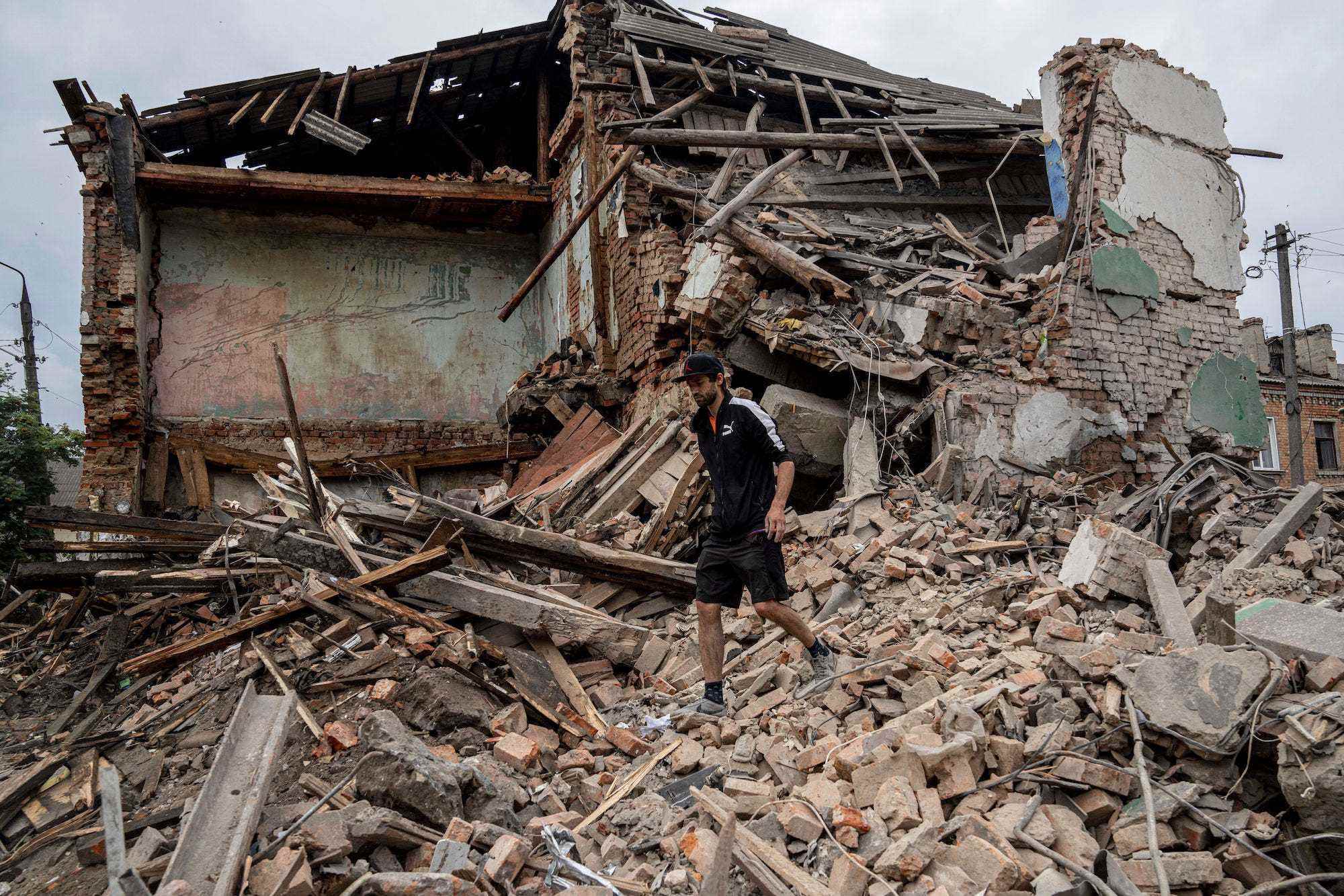Ein Mann ging an einem zerstörten Haus in der Ukraine entlang