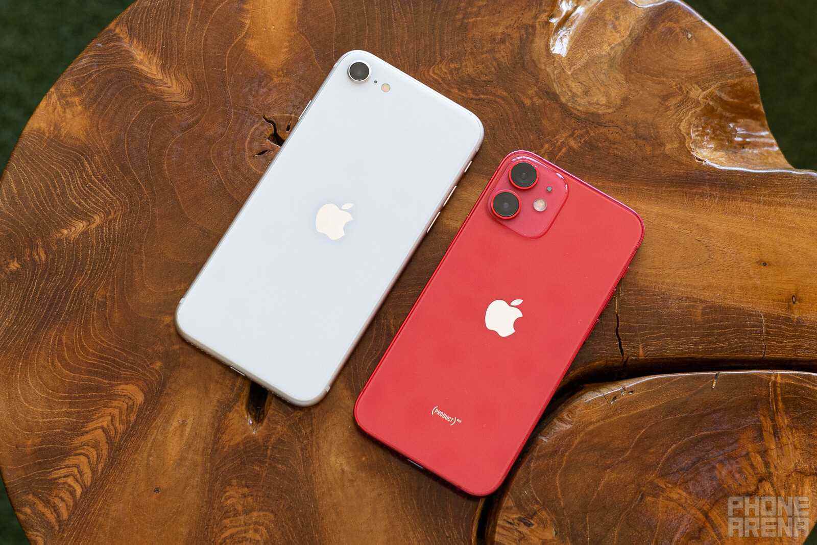 Links – iPhone SE;  Richtig - iPhone 12 mini - Vorhersage: Das iPhone mini ist nicht tot, es wird aus der Asche auferstehen