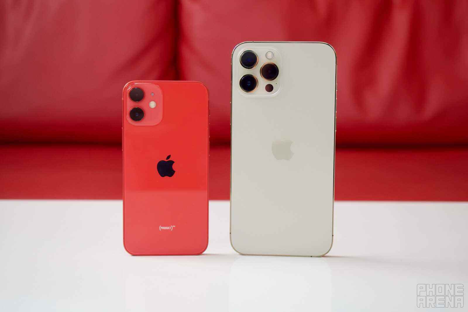 Links – iPhone 12 mini;  Richtig - iPhone 12 Pro Max - Vorhersage: Das iPhone mini ist nicht tot, es wird aus der Asche auferstehen