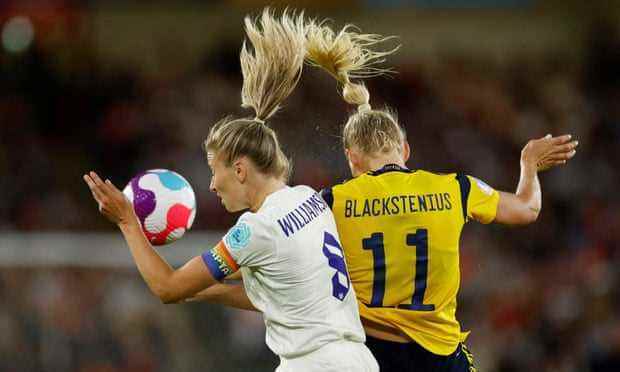 Leah Williamson bestreitet einen Kopfball mit der Schwedin Stina Blackstenius, einer Arsenal-Teamkollegin.