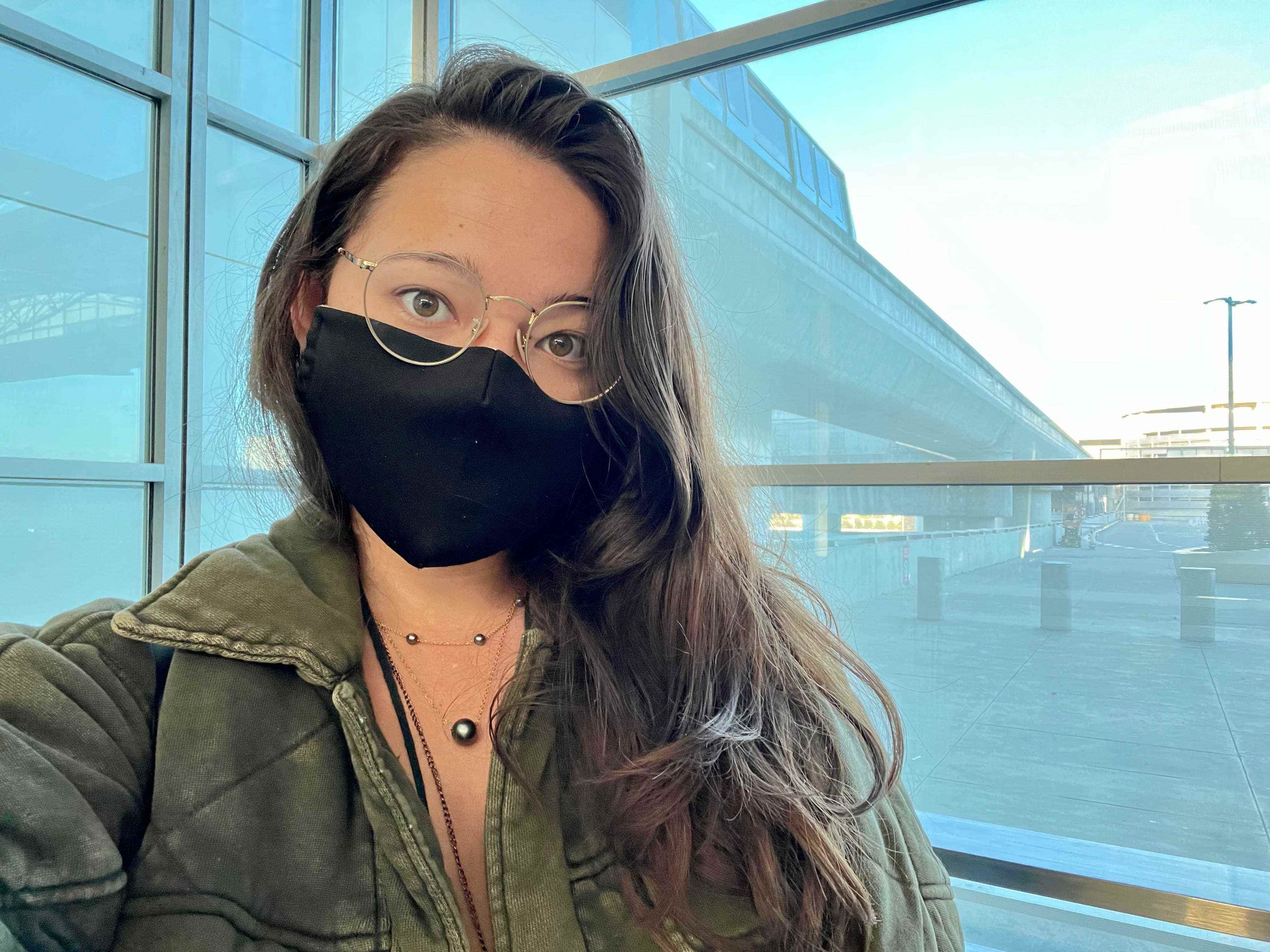 Ashely posiert für ein Selfie am Flughafen in San Francisco