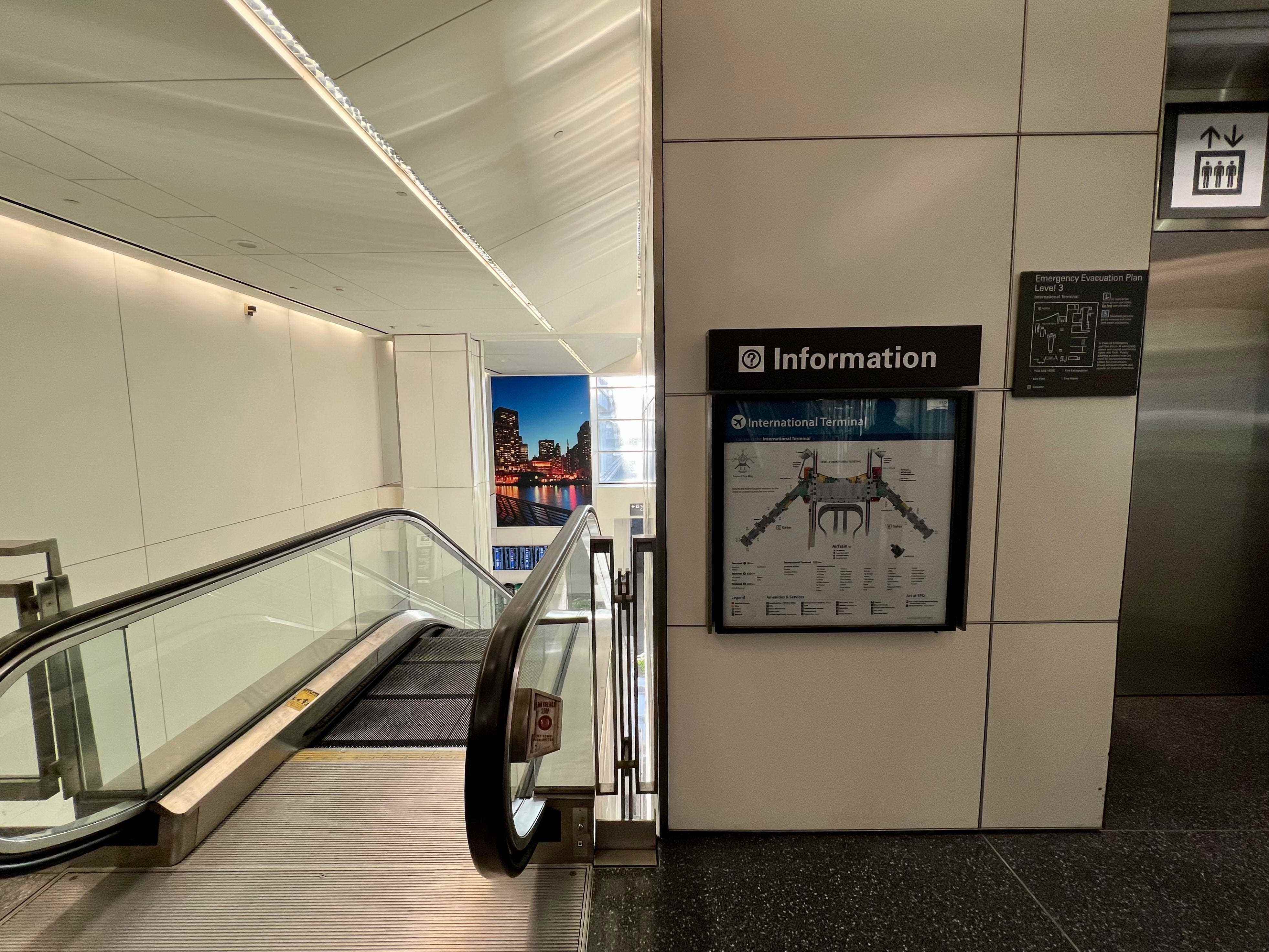 Informationskarte und Rolltreppe am internationalen Flughafen von San Francisco
