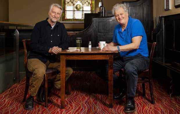 Billy Bragg und Tim Martin sitzen an einem Tisch im Pub George's Meeting House in Exeter