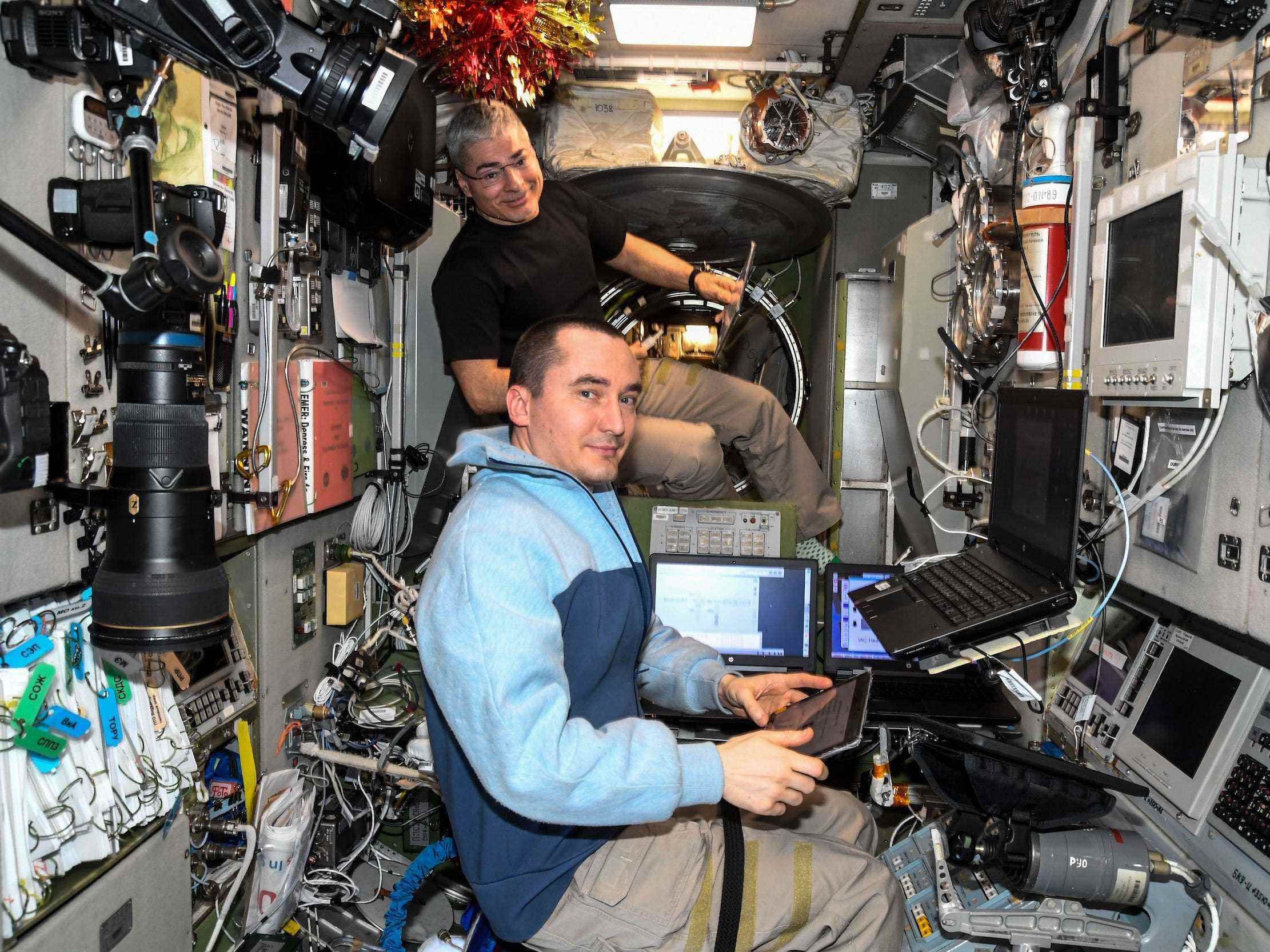 astronaut mark vande hei und kosmonaut pyotr dubrov verwenden computer auf der raumstation