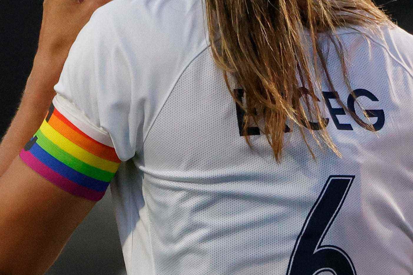 NC Courage-Kapitänin Abby Erceg trägt eine Regenbogen-Armbinde für das Pride-Spiel eines gegnerischen Teams.