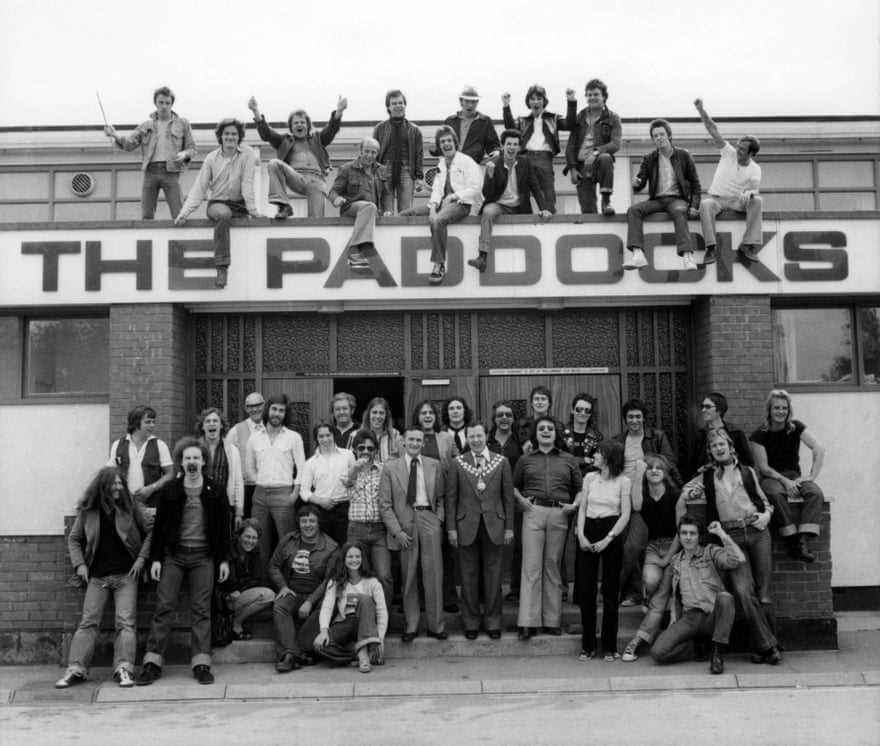 Ein Foto, das 1977 auf Canvey Island aufgenommen wurde, mit Eddie & The Hotrods und ihrem Manager Ed Hollis, Mark Hollis (seinem Bruder, später von Talk Talk), John B. Sparks von Dr. Feelgood, Mickey Jupp, Lew Lewis und den Kursaal Flyers.