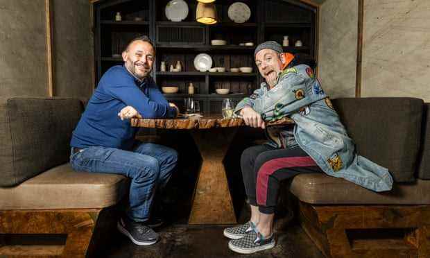 Die Comedians Geoff Norcott und Rufus Hound plaudern an einem Tisch im Hide Restaurant in London