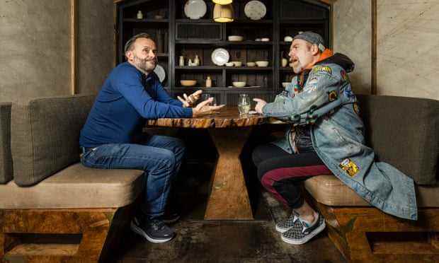 Die Comedians Geoff Norcott und Rufus Hound plaudern an einem Tisch im Hide Restaurant in London
