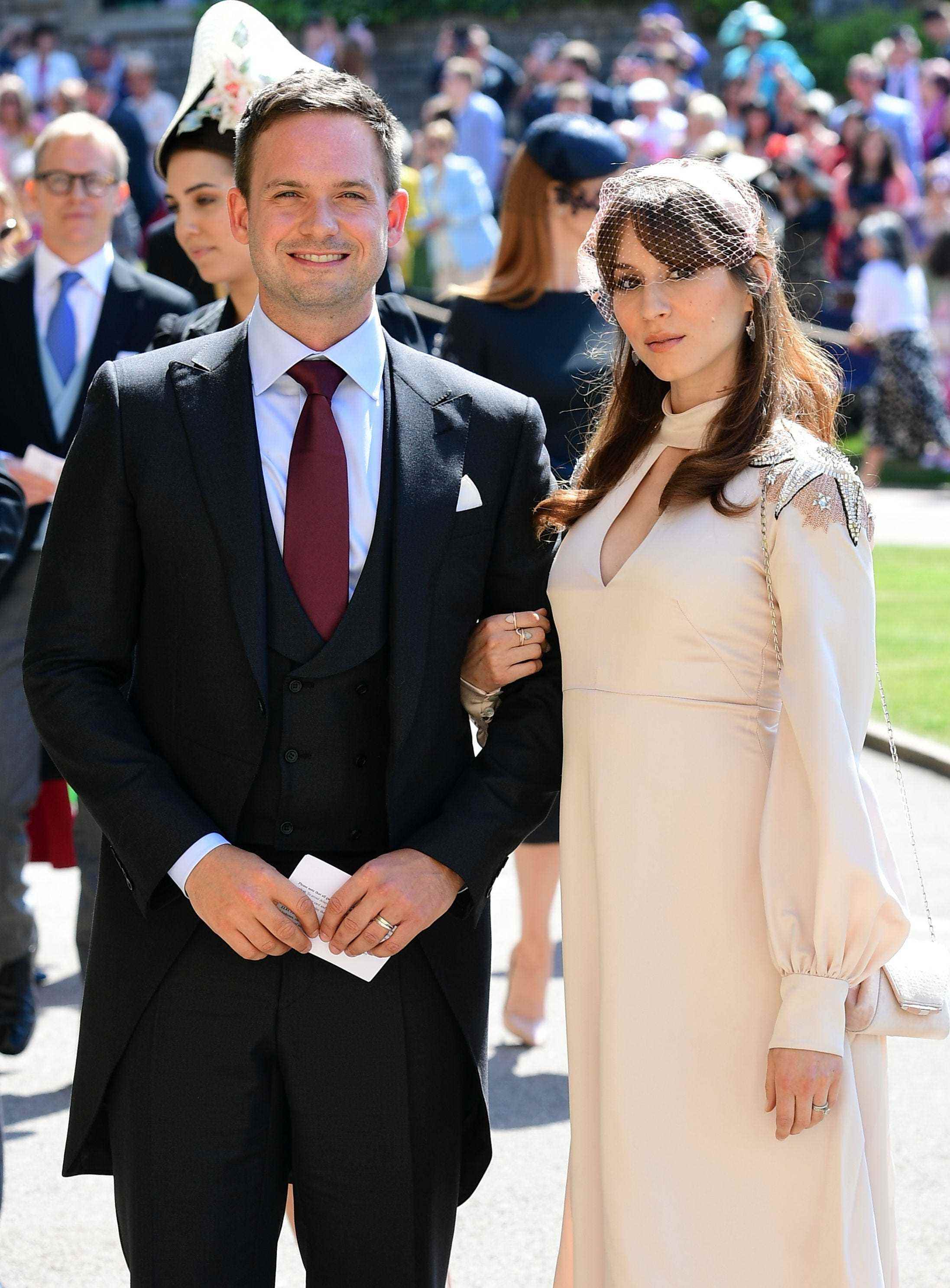 Schauspieler Patrick J. Adams und Frau Troian Bellisario kommen vor der Hochzeit von Prinz Harry mit Meghan Markle in der St. George's Chapel auf Schloss Windsor an.