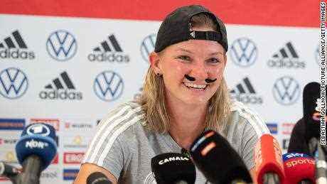 Alexandra Popp trug am Freitag bei ihrer Pressekonferenz vor dem Spiel einen falschen Schnurrbart.
