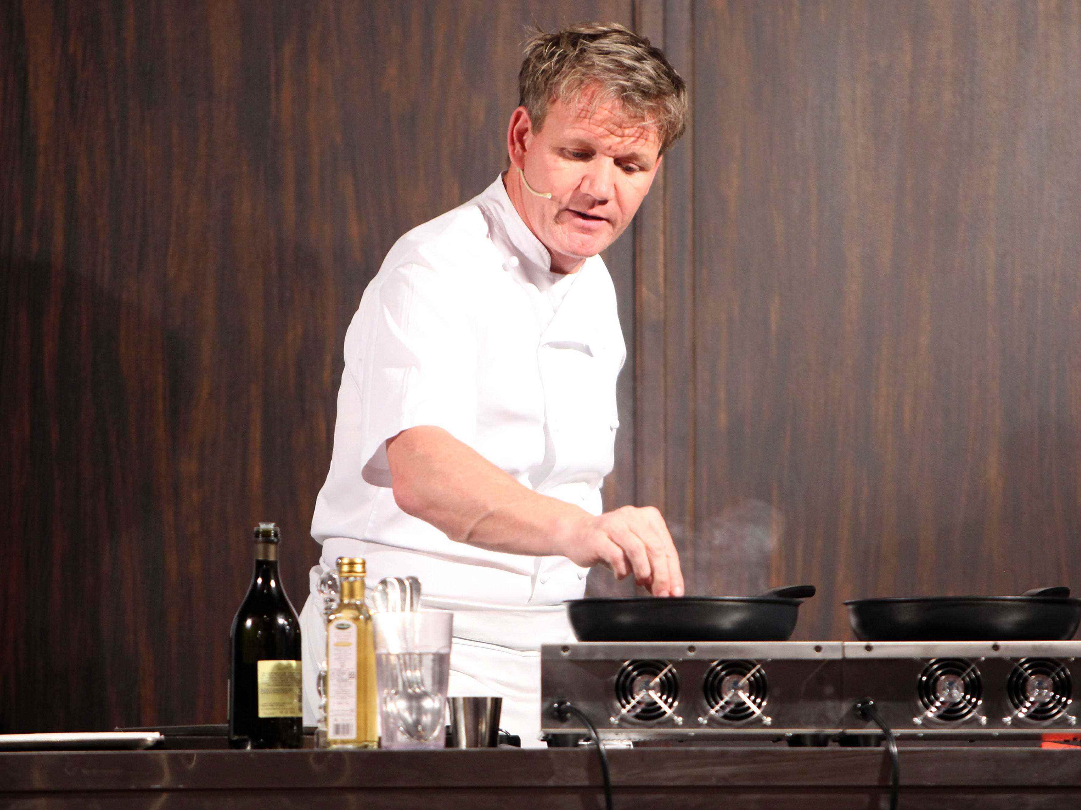 Gordon Ramsay kocht auf Hochtouren mit erhitzten Pfannen.