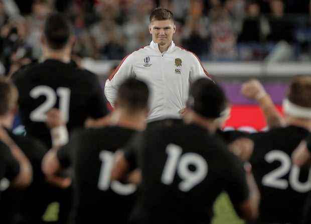 Der englische Kapitän Owen Farrell lächelt die All Blacks an, als sie vor dem WM-Halbfinale 2019 den Haka aufführen.