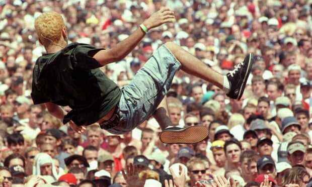 Crowdsurfing USA … ein Konzertbesucher beim Woodstock Musik- und Kunstfestival 1999.