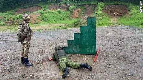 Freiwillige nehmen an einem vierwöchigen Trainingskurs in der Region Primorsky im Fernen Osten Russlands teil und lernen, wie man schießt und andere grundlegende militärische Fähigkeiten.