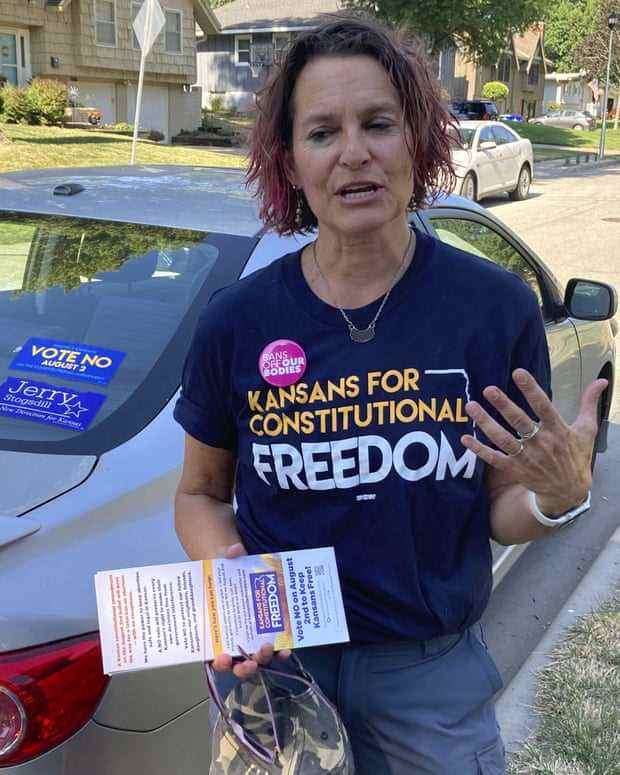 Anne Melia, eine Aktivistin, die sich für das Recht auf Abtreibung einsetzt, ging von Tür zu Tür, um mit den Wählern in Merriam, Kansas, zu sprechen.