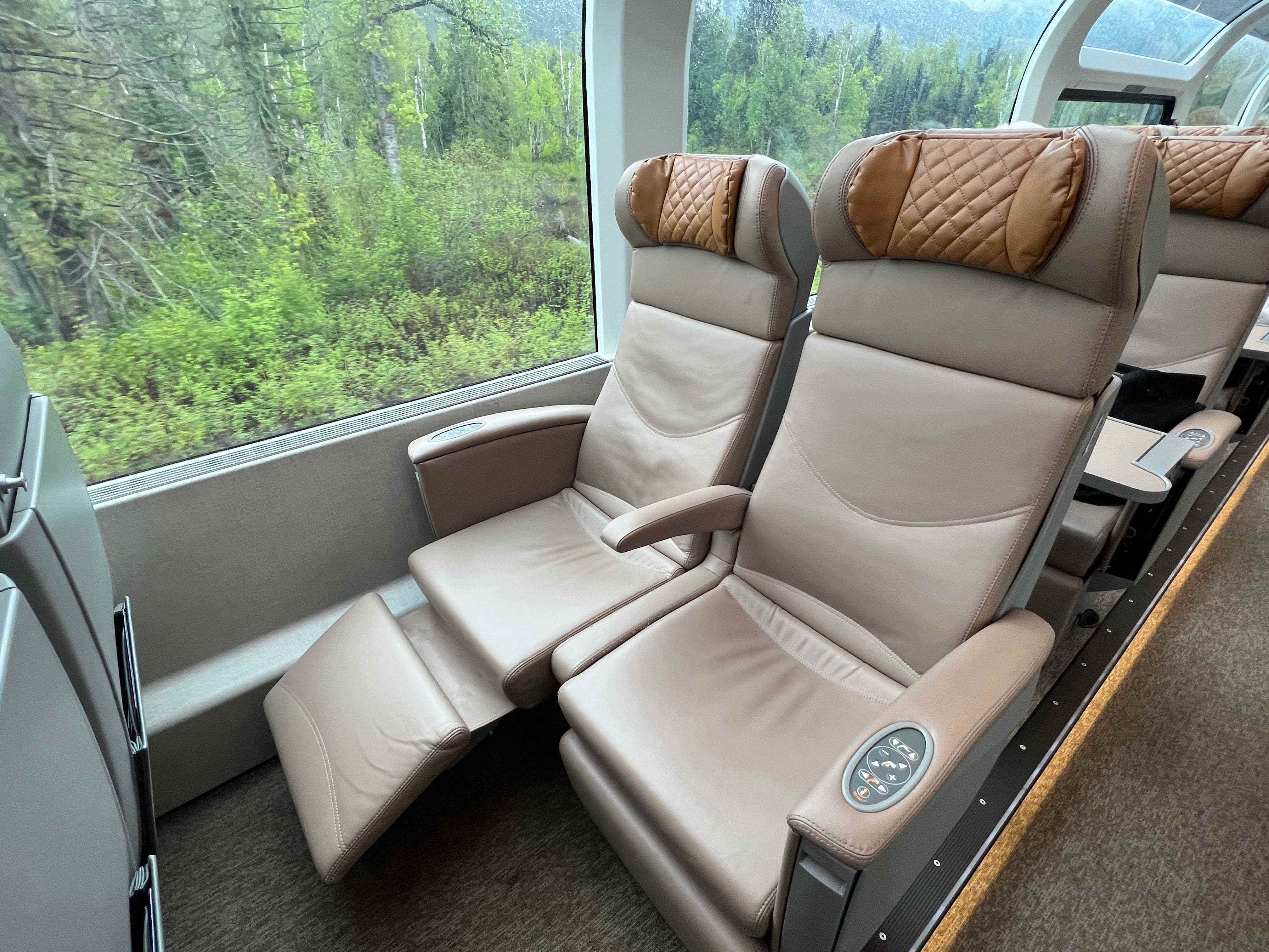 Hellbraune Zwei-mal-zwei-Stühle im Zug