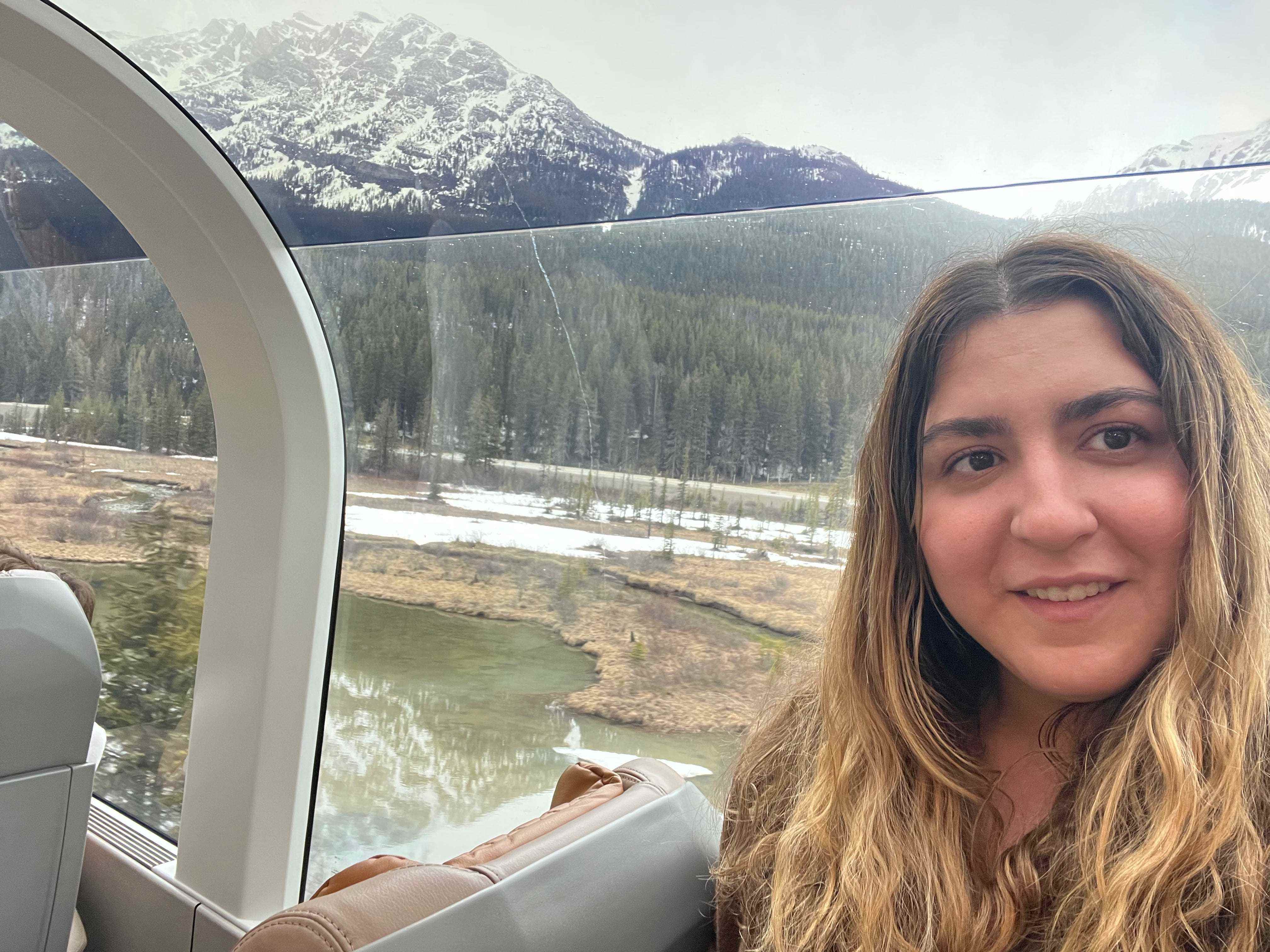 Ein Selfie des Schriftstellers im Zug mit den Rocky Mountains im Hintergrund