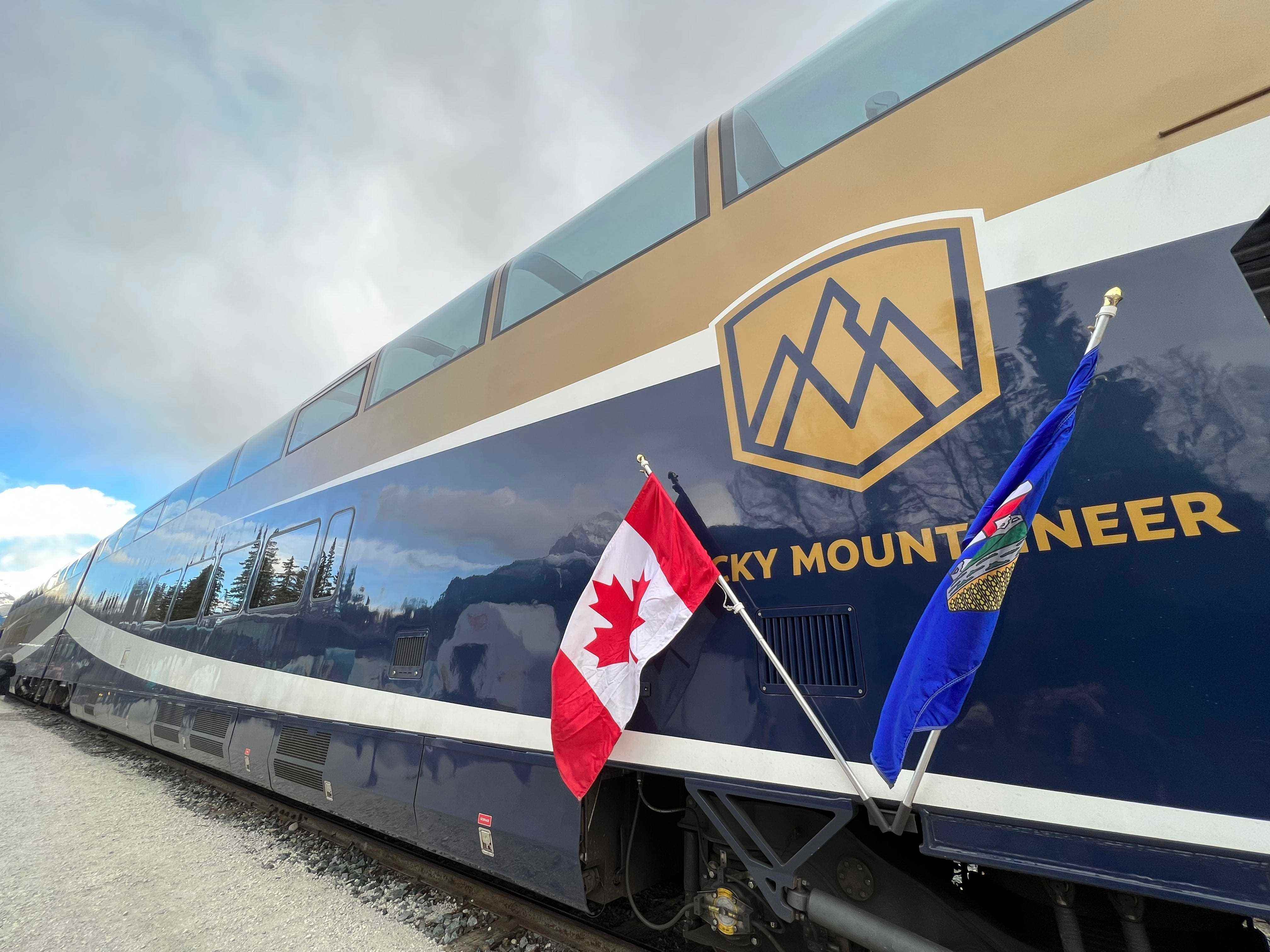Der Rocky Mountaineer-Zug mit kanadischer Flagge