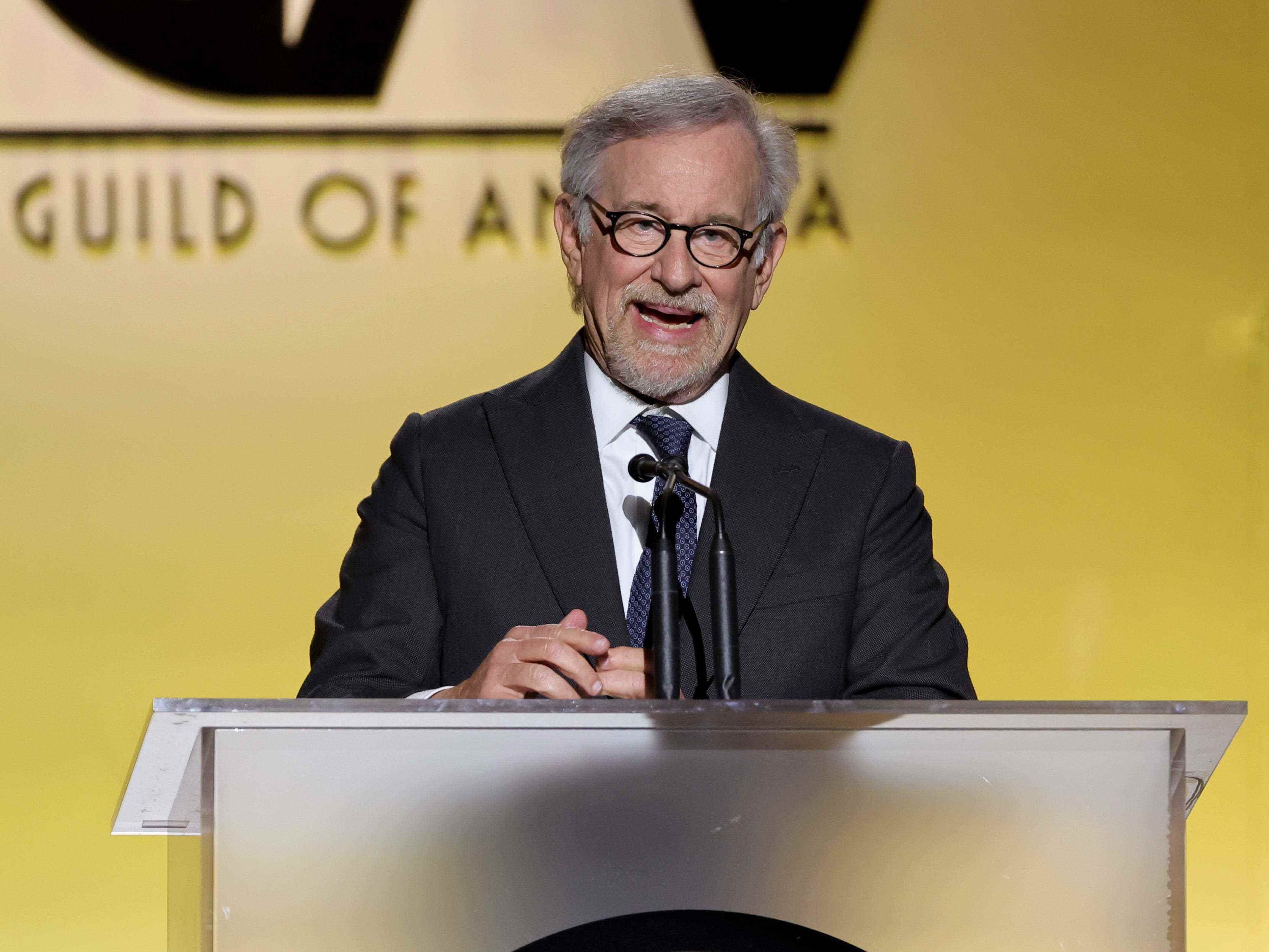 Steven Spielberg spricht auf der Bühne während der 33. jährlichen Producers Guild Awards im Fairmont Century Plaza am 19. März 2022 in Los Angeles, Kalifornien.