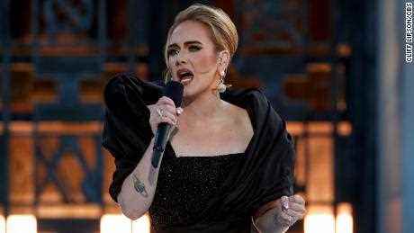 Die tränenreiche Adele kündigt die Verschiebung des Aufenthalts in Las Vegas aufgrund von Covid unter der Crew und "Verzögerungen"