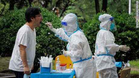 Ein medizinischer Mitarbeiter entnimmt am 6. Juli eine Abstrichprobe an einer Nukleinsäure-Teststation in Peking.