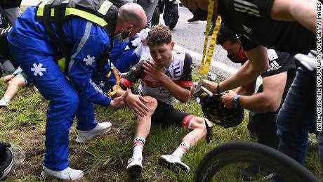 Frau, die angeblich den Absturz der Tour de France verursacht hat, festgenommen