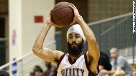 Singhs jüngerer Bruder, Darsh Preet Singh, war der erste Sikh-Amerikaner mit Turban, der erstklassigen College-Basketball der NCAA spielte.
